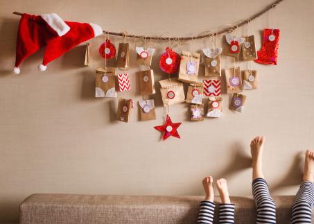Adventskalender hängt an der Wand