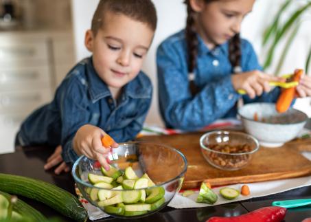 Kinder essen rohes Gemüse