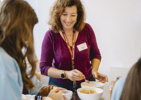 Eine-Nestlé-Mitarbeiterin-zeigt-Kindern-ihre-Arbeit