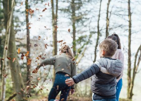 Sohn und Mutter spielen im Wald