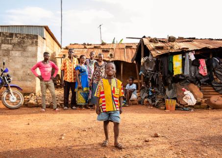 Un garçon souriant se tient avec sa famille