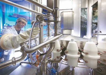 Mitarbeiter an einer Produktionsanlage