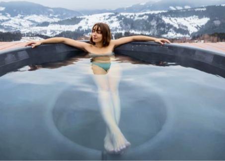 Frau relaxed im Wasser