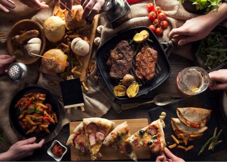 Gemeinsames Essen mit fettigen Gerichten