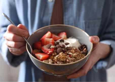Femme-avec-un-bol-de-granola