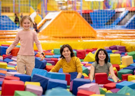 Mutter und Töchter im Indoor-Spielplatz