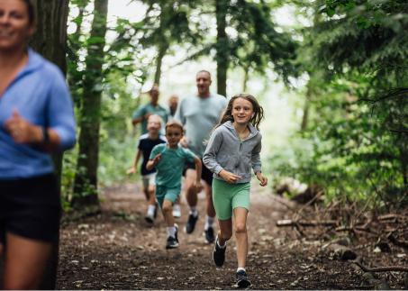 Familienlauf-durch-den-wald