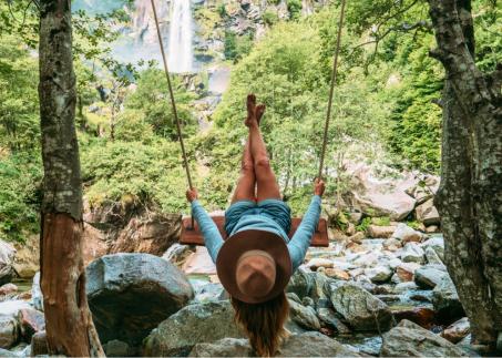 Frau-auf-einer-schaukel