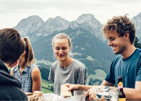 Freunde essen zusammen