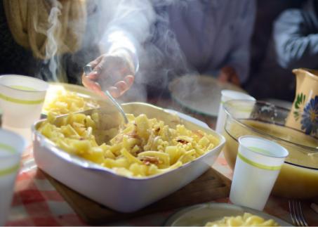 Freunde-teilen-sich-aelplermagronen