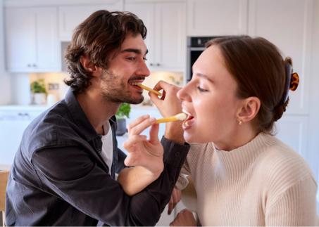 Paar was sich gegenseitig füttert