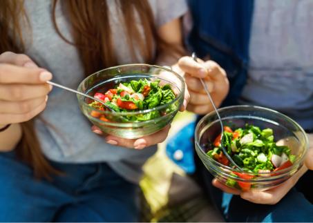 Zwei-Freunde-essen-einen-Salat