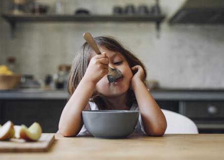 Kleines Mädchen isst Müsli