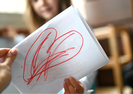 Maedchen-mit-selbstgemaltem-bild-zum-muttertag