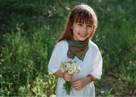 Maedchen-mit-selbstgepflücktem-blumenstrauss