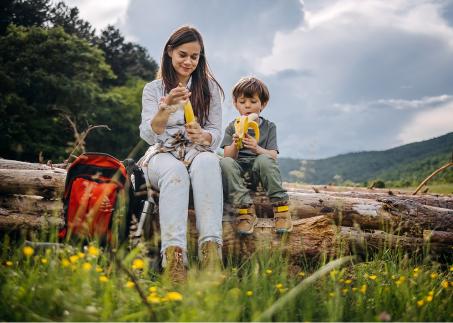 Mutter und Sohn mit gesundem Snack