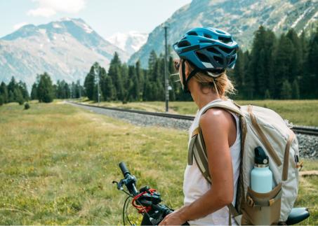 Fahrradfahrer macht Pause auf einem Berg