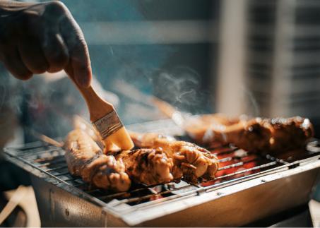Junger Mann beim Grillieren