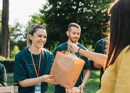 Abgabe von Taschen bei einem Outdoor-Event
