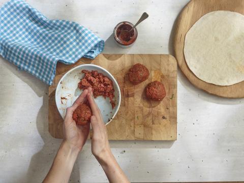 6.08.2 Rezept MEZEAST Muhammara Lahmacun Schritt 2