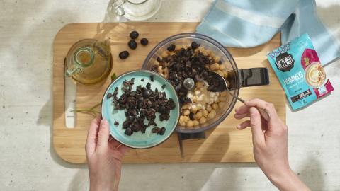 Tablett mit Hummus-Oliven