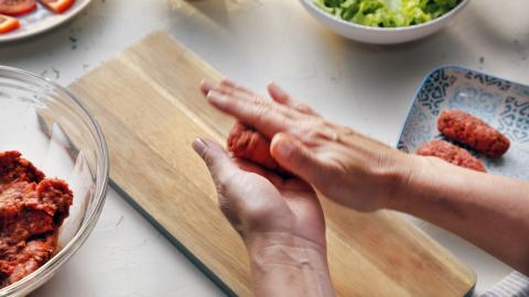 6.18.2 MEZEAST Wrap Kofta Rezept Schritt 2 16-9