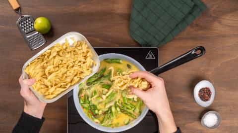 Pasta in die Pfanne geben