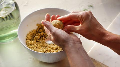 6.17.2 MEZEAST Wrap Falafel Rezept Schritt 2 16-9