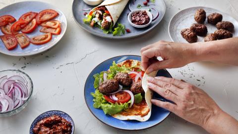 6.18.5 MEZEAST Wrap Kofta Rezept Schritt 5 16-9