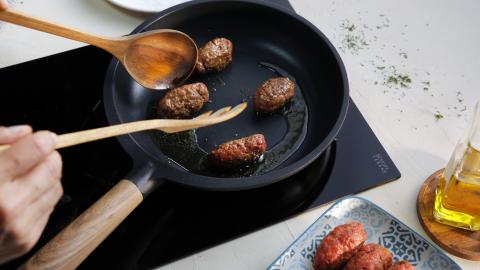 6.18.3 MEZEAST Wrap Kofta Rezept Schritt 3 16-9