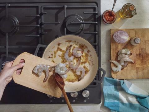 6.14.1 Rezept MEZEAST Tagliatelle mit Garnelen und Harissa Brokkoli Schritt 1