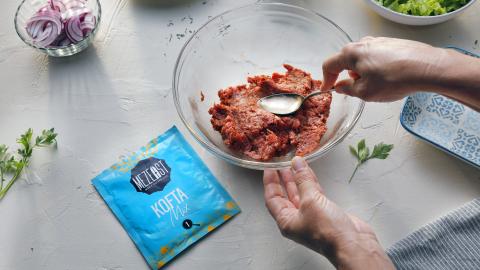6.18.1 Rezept MEZEAST Wrap Kofta Schritt 1 16-9