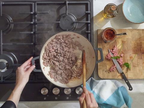 6.01.1 MEZEAST Harissa Bolognese Rezept Schritt 1