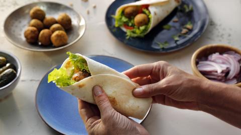 6.17.5 MEZEAST Wrap Falafel Rezept Schritt 5 16-9