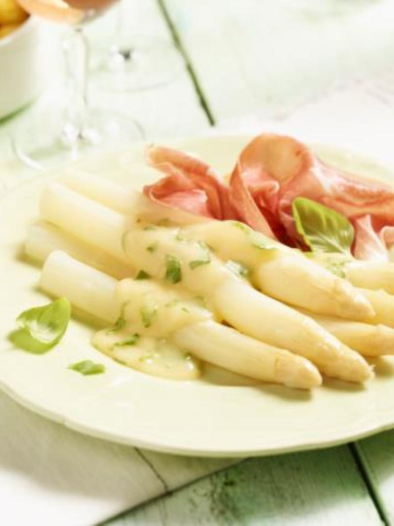 Spargel mit leichter Parmesan-Basilikum-Hollandaise