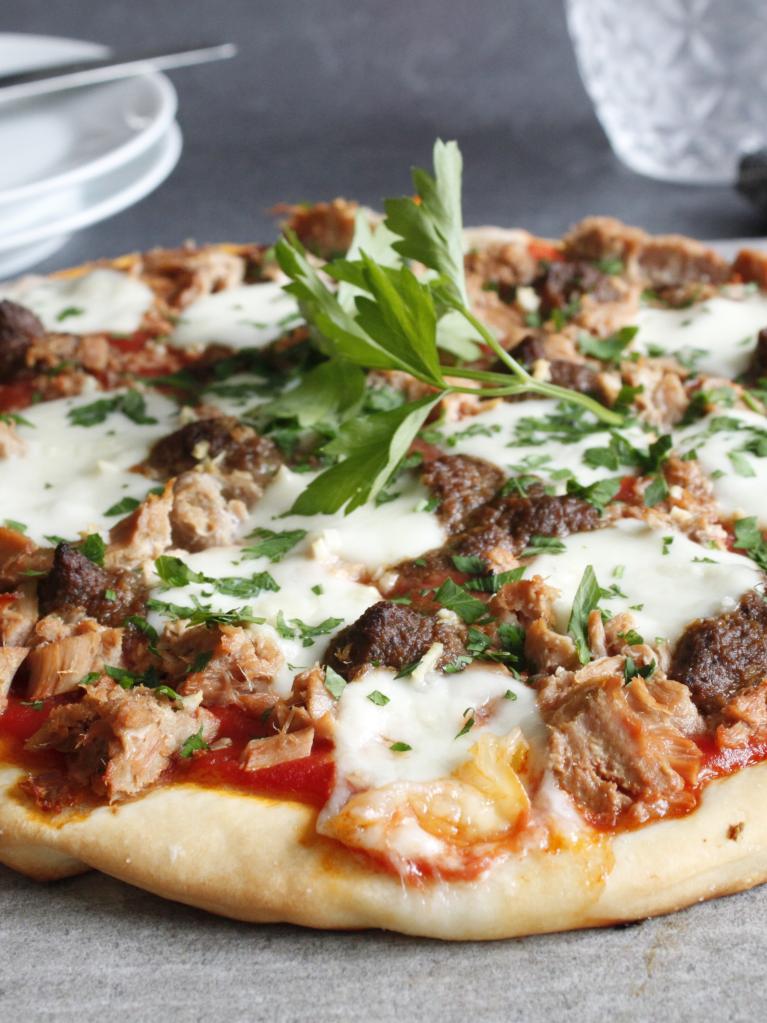 Pizza au thon et olives