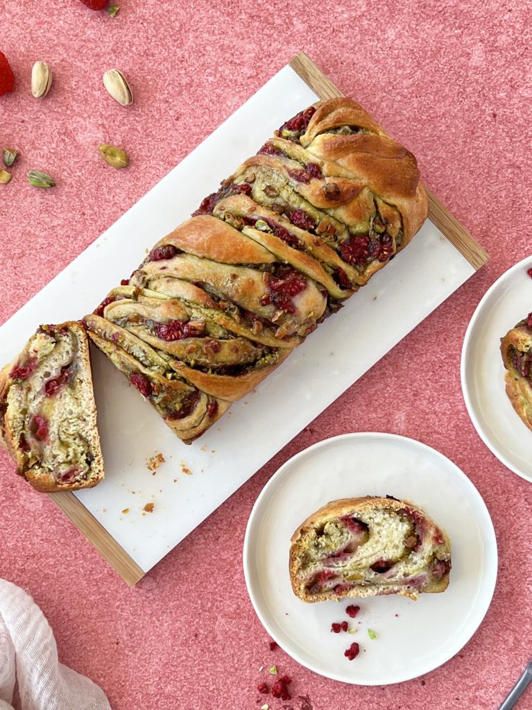 Treccia al pistacchio e lamponi