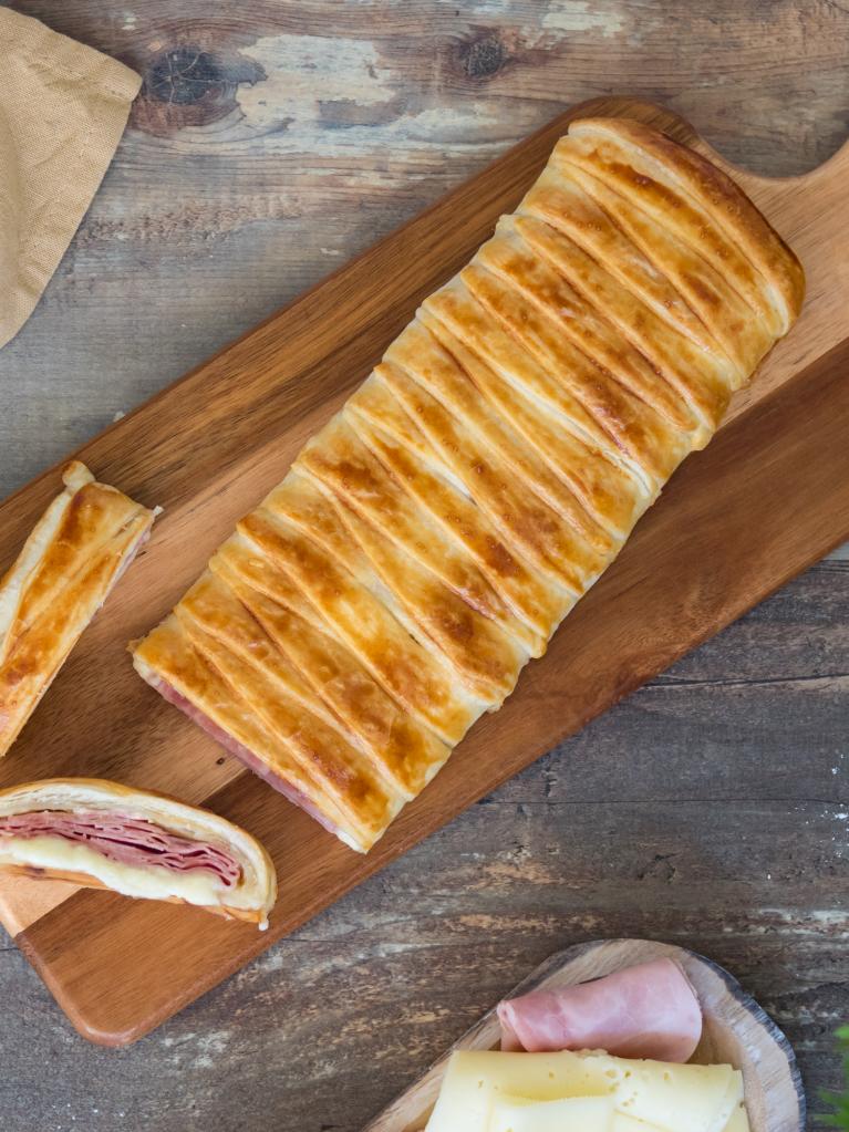 Tresse feuilletée au jambon et au fromage