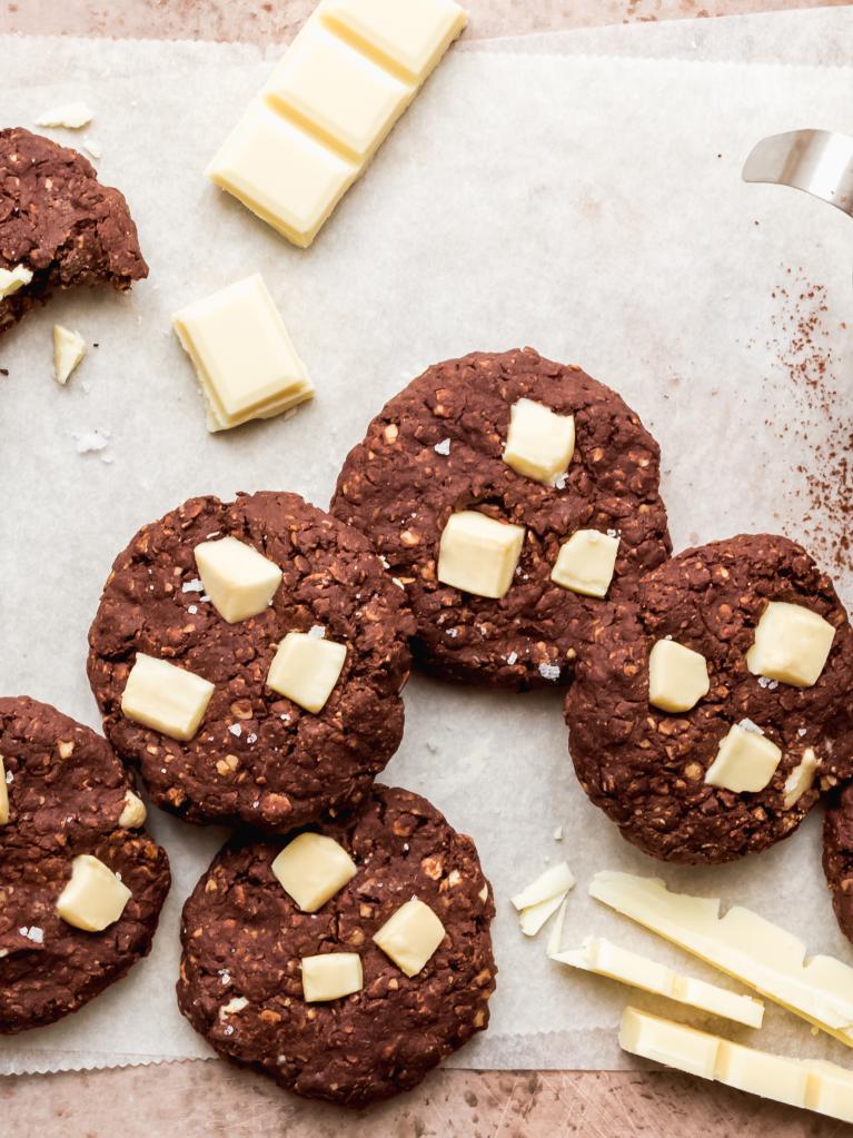 Cookies à l’avoine, cacao et pépites de chocolat blanc