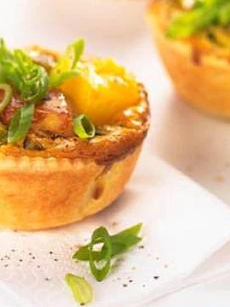 Tartelettes au curry juteux avec poulet et ananas