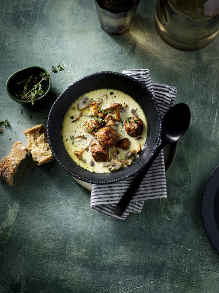 Soupe crémeuse aux champignons avec boules végétariennes