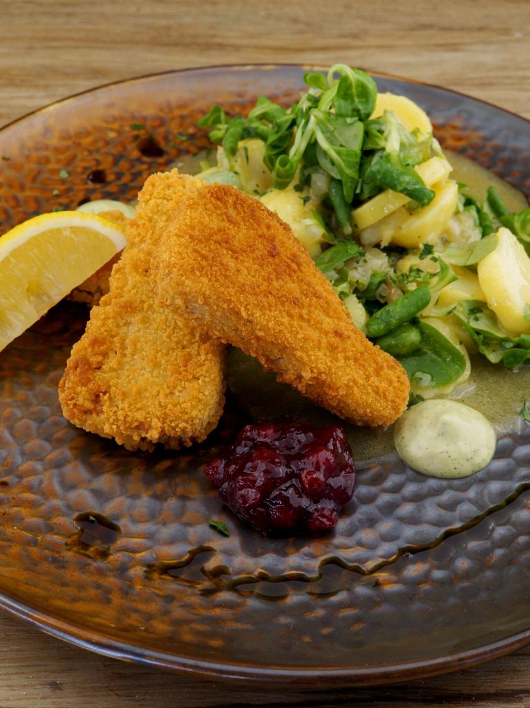 Crispy Tender „Backhendl Style“ mit Erdäpfel-Vogerl-Salat