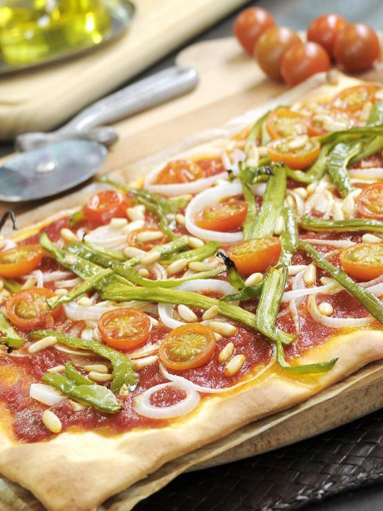 Pizza de verduras y piñones