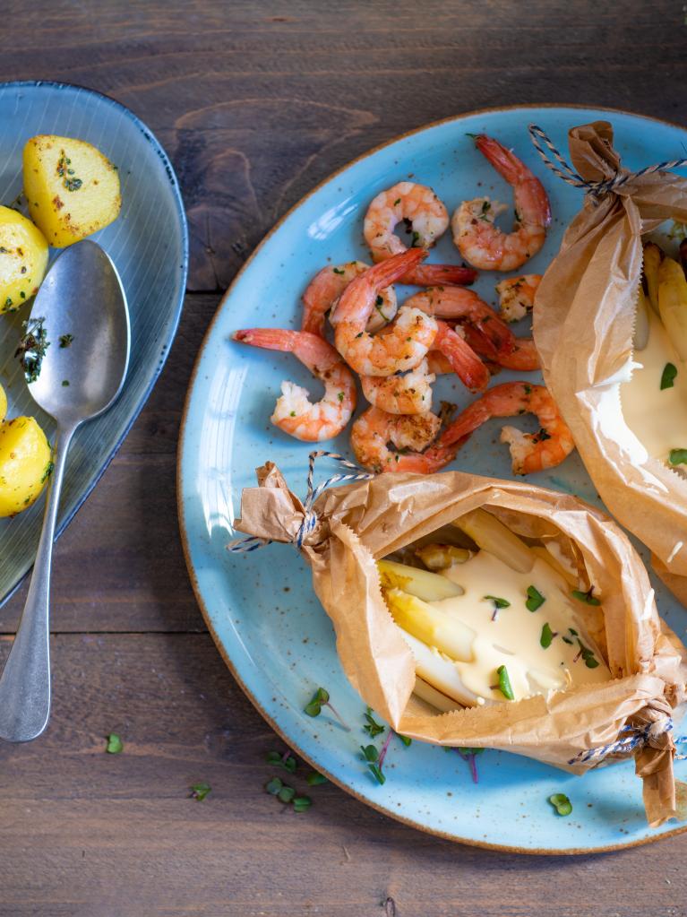 Spargel in Backpapier mit Hollandaise