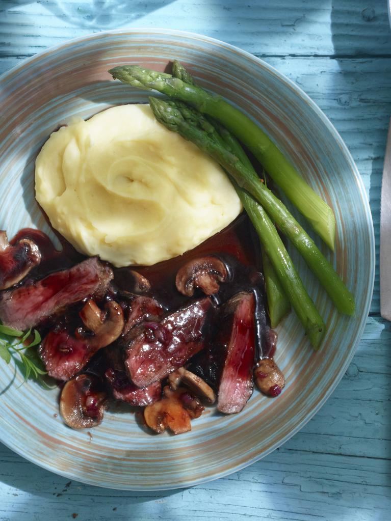 Lanières de boeuf sautées aux poivrons et oignons rouges