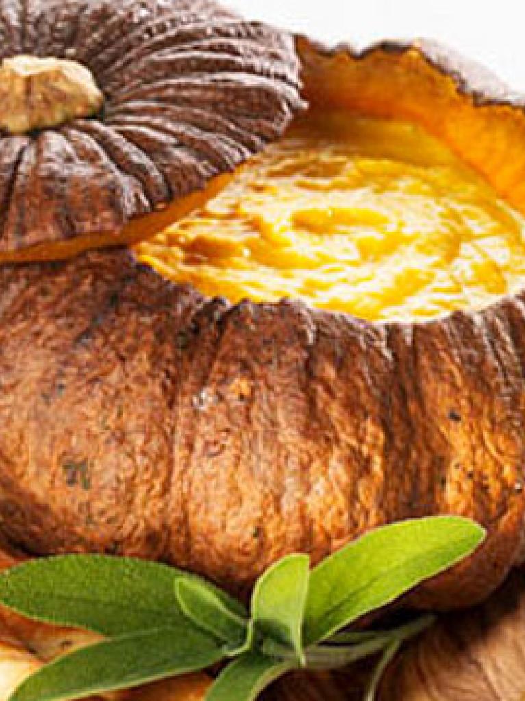 Kürbis-Fondue mit Salbei-Blätterteigstängeln