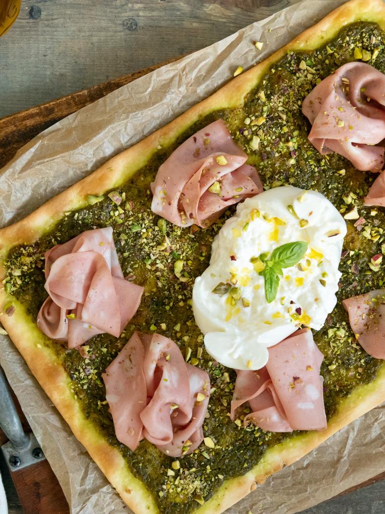 pizza burrata au pesto et mortadelle PRINCIPAL AVEC BURRATA