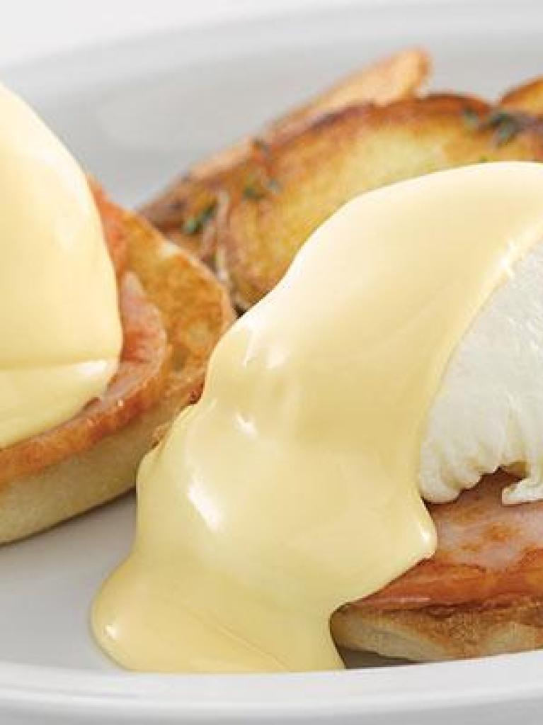 Eier Benedikt mit Hollandaise-Sauce
