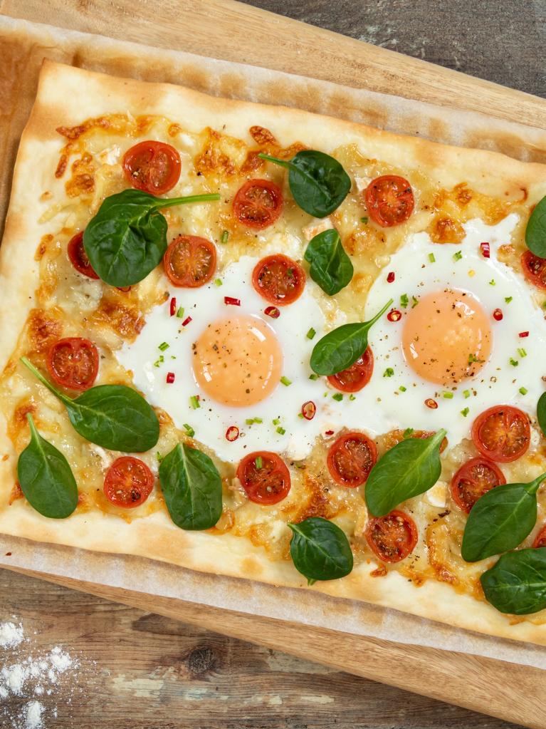 Pizza au fromage de chèvre et aux épinards avec œuf PLAT PRINCIPAL 2