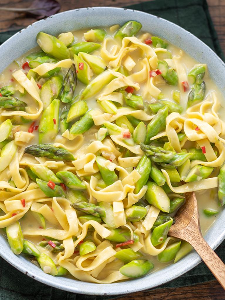 Spargel-Pasta-Pfanne mit Limetten-Chili-Hollandaise